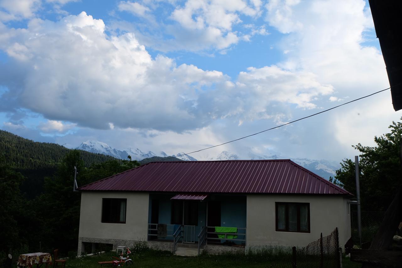 Valodia Guest House In Mestia Buitenkant foto