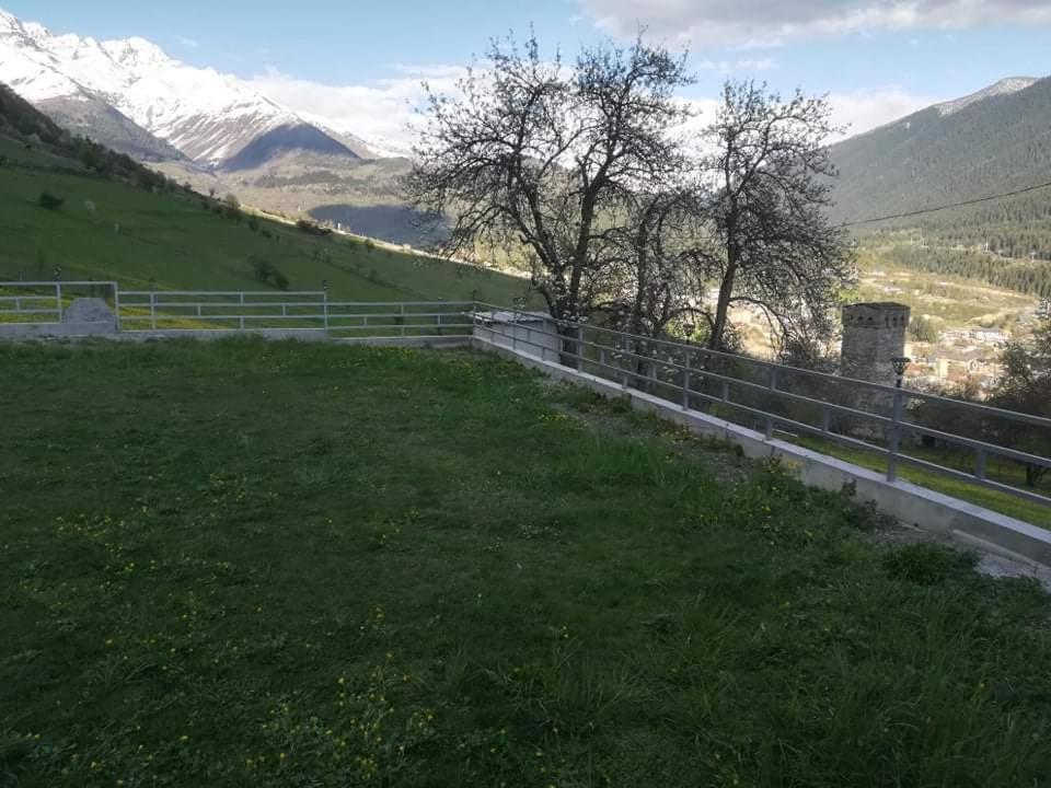 Valodia Guest House In Mestia Buitenkant foto